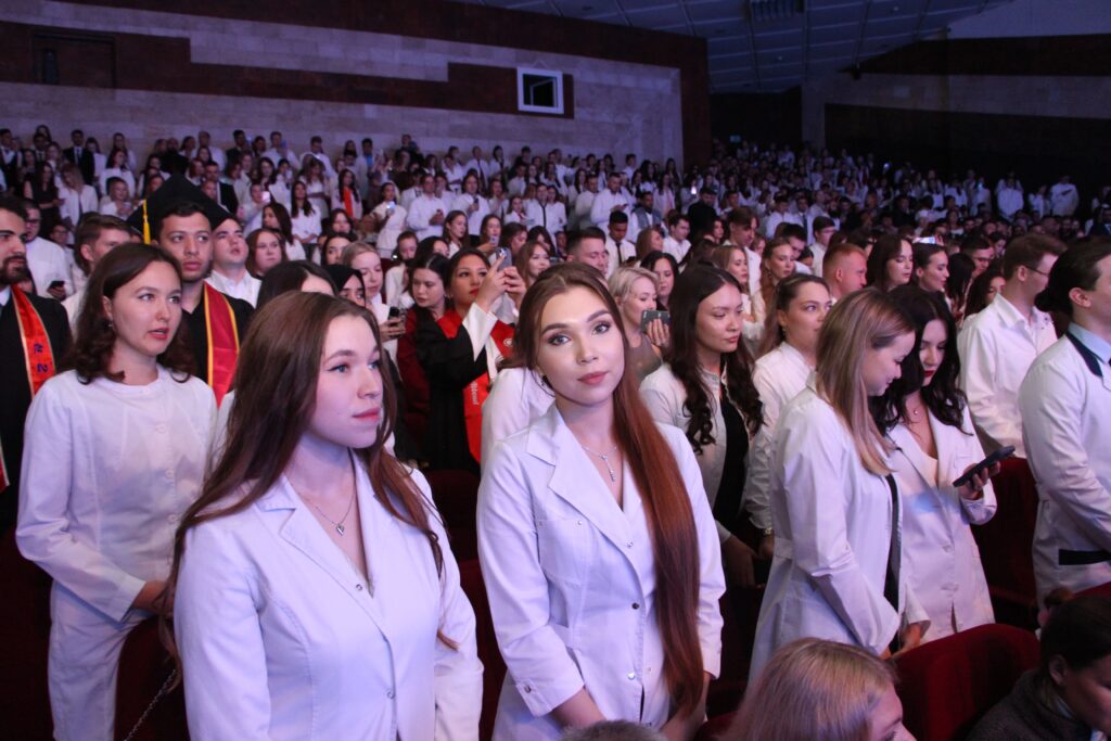 Торжественная церемония вручения диплома врача - выпускника медицинского факультета ЧГУ 2025 (Фоторепортаж)